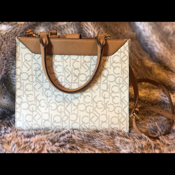 Calvin Klein Crossbody small tote - Picture 2 of 3